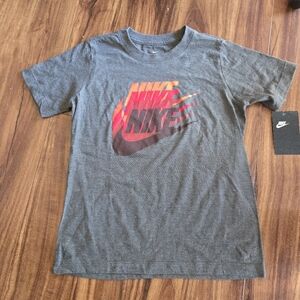 Nike Quadlogo Shadow Boys Size Small Grey Red Cotton Shirt 0122026